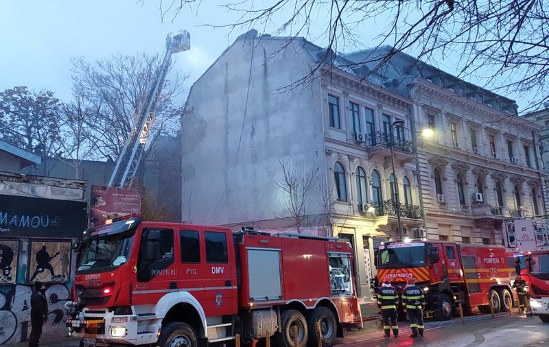 Incendiu în centrul Bucureștiului. Acoperișul unui hotel a fost cuprins de flăcări. Clădirea nu avea autorizație la incendiu, spune ISU