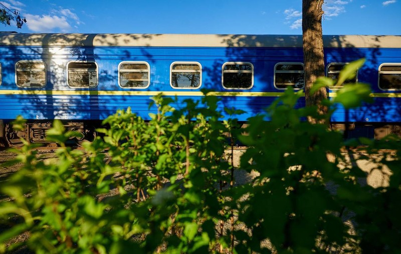 Orașul mutat în tren. După ce casele lor au fost distruse, zeci de ucraineni din Irpin locuiesc în vagoane, pe calea ferată