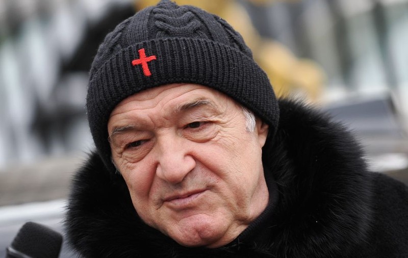 Cât costă celebra căciulă a lui Gigi Becali. A dat moda printre vedete cu hainele cu tentă religioasă