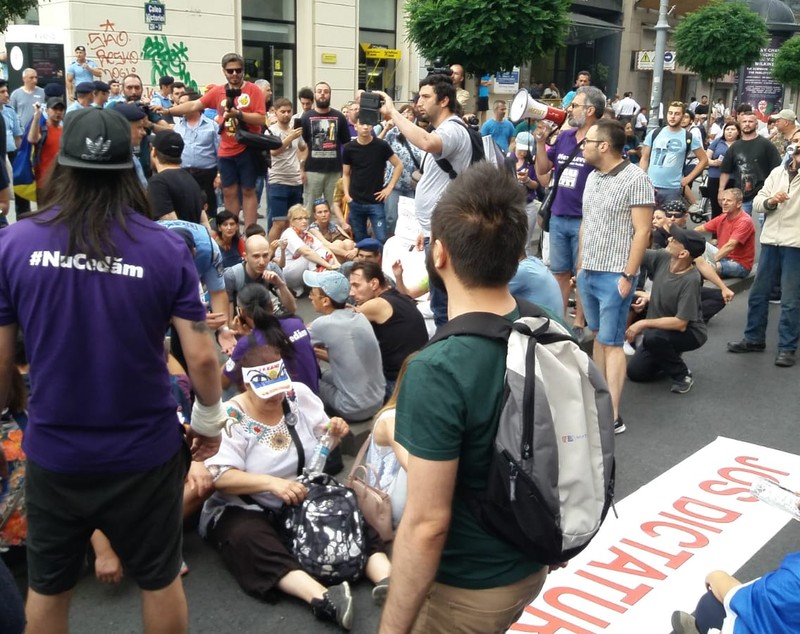 FOTO/ Incidente cu protestatarii #Rezist, înainte de mitingul PSD. Jandarmii i-au evacuat din Piața Victoriei