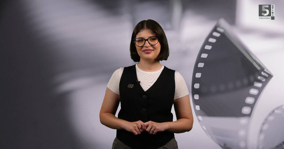 În imagine, Adelina Duinea vorbește despre filmele și serialele cele mai modă, îmbrăcată într-o bluză albă și o salopetă neagră, pe fundalul unei imagini cu o rolă de film