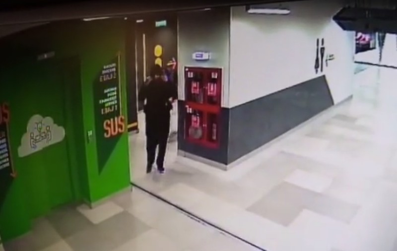 Un bărbat a încercat să violeze o femeie, în toaleta unui centru comercial din București. A fost arestat de polițiști