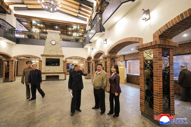 Kim Jong Un și fiica sa, Kim Ju-ae, au mers în vizită într-un cartier nou din Phenian. Imaginea a fost publicată de KCNA. Sursă: Profimedia