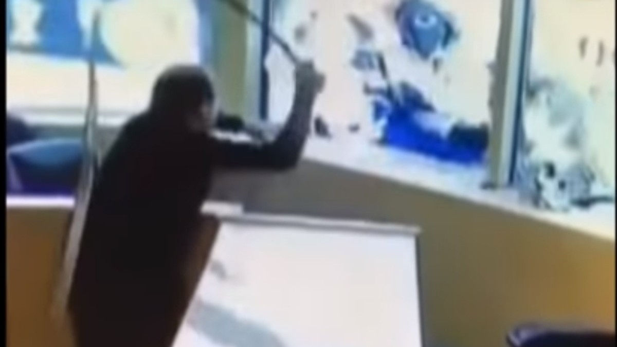 S-au apărat de hoți cu săbiile! Scene incredibile în timpul unui jaf