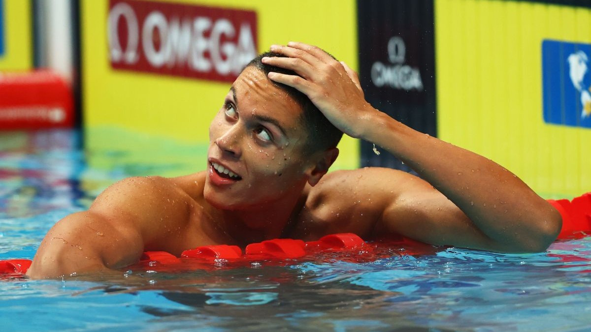 David Popovici reacționează după ce a concurat în semifinala probei masculine de 100 m liber, în a patra zi a Campionatelor Mondiale de Înot FINA Budapesta 2022, la Duna Arena, pe 21 iunie 2022, la Budapesta, Ungaria.