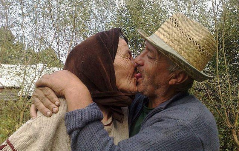 Mamaie, ce-ţi mai place ce-ţi face moşu'! Sărutul franţuzesc care a înnebunit internetul! FOTO