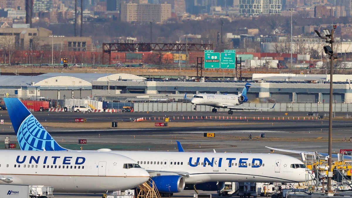 Avioane pe pista aeroportului din Newark, SUA Foto: Hepta