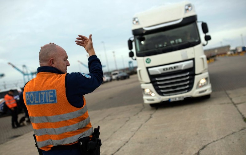 Un șofer român de TIR a furat din propriul camion peste 1.000 de sticle de whisky, coniac și Cointreau și merge la închisoare, în Belgia