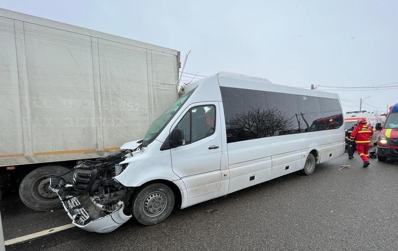 Șapte persoane au fost transportate la spital, după ce un microbuz a lovit un TIR, în județul Bacău