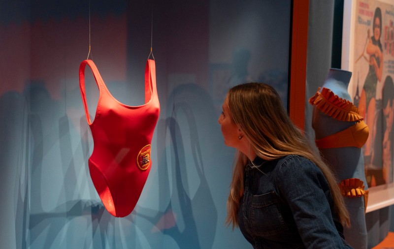Celebrul costum de baie al Pamelei Anderson din „Baywatch” a fost expus la Londra: „E piesa centrală”