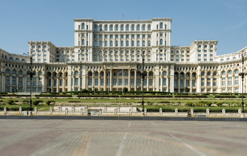 Un bărbat a fost prins după ce a sărit gardul și a vrut să intre în Palatul Parlamentului. Ce le-a spus oamenilor legii