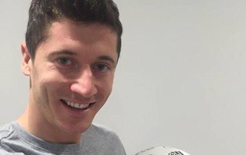 Robert Lewandowski și-a păstrat ca amintire mingea cu care a marcat 5 goluri în 9 minute pentru Bayern Munchen