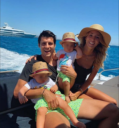Atacantul spaniol de la Atletico Madrid, Alvaro Morata, cu toată familia la Formentera