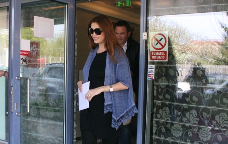 Ce frumoasă este Cristina Spătar, la externarea din maternitate! | FOTO