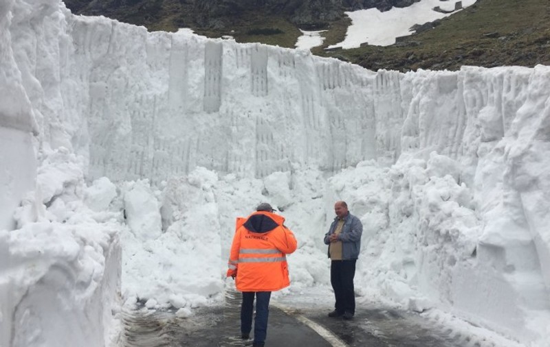 VIDEO | Zăpada de pe Transfăgărășan are 6 metri. Drumarii speră că drumul va putea fi deschis peste o lună