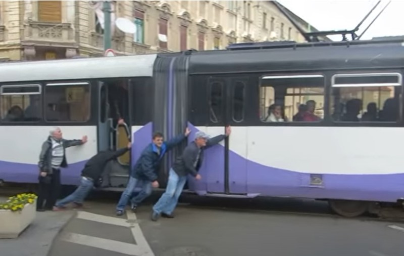 Un tramvai a fost împins de călători, la Timișoara, după ce s-a blocat în mijlocul unei intersecții - VIDEO