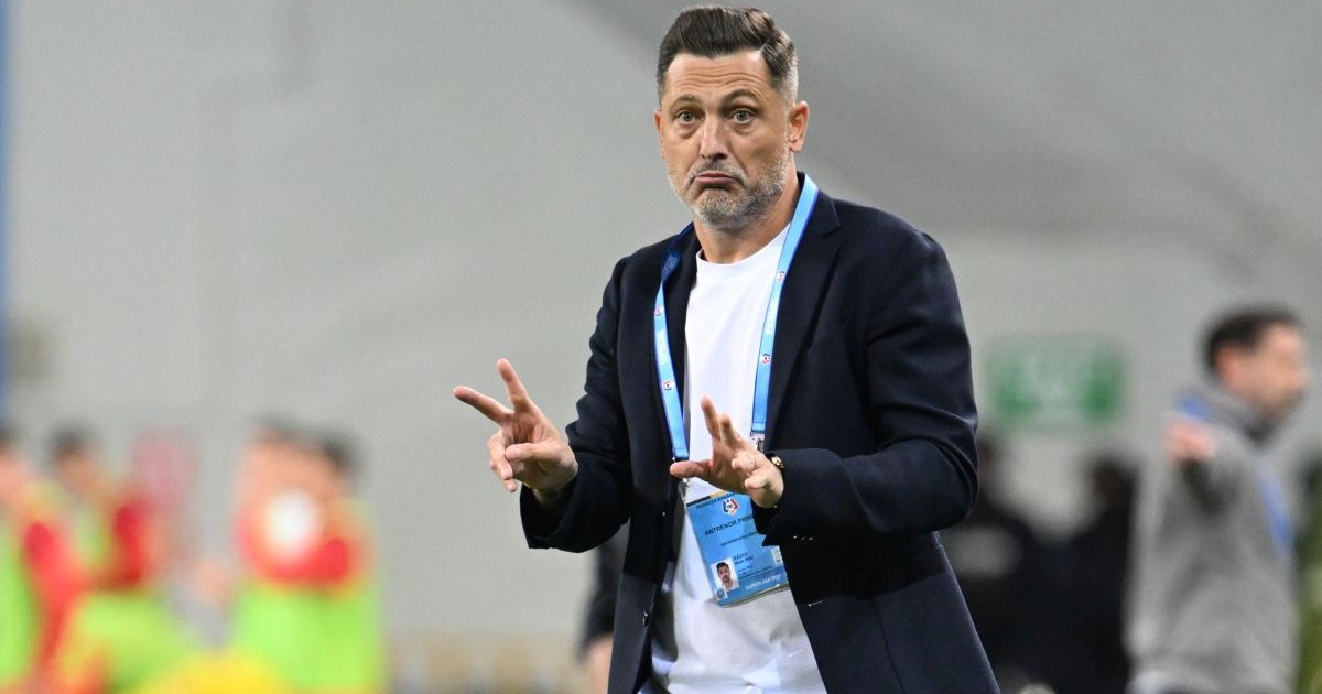 Mirel Rădoi gesticulează pe margine la meciul Universitatea Craiova - Dinamo Bucuresti, contand pentru Superliga Superbet, desfasurat pe Stadionul Ion Oblemenco din Craiova, vineri 26 septembrie 2025.