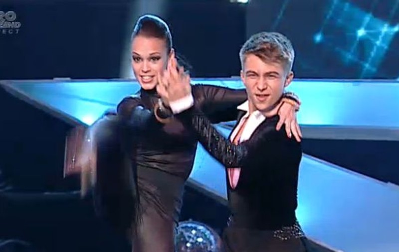 Spectacol de dans sportiv făcut de adolescenţii Andra şi Alex!
