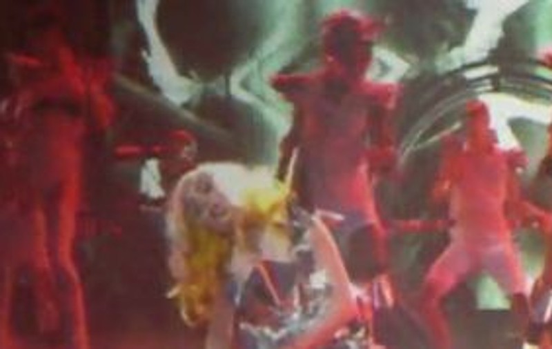 Video / Lady Gaga, la un pas să leşine pe scenă