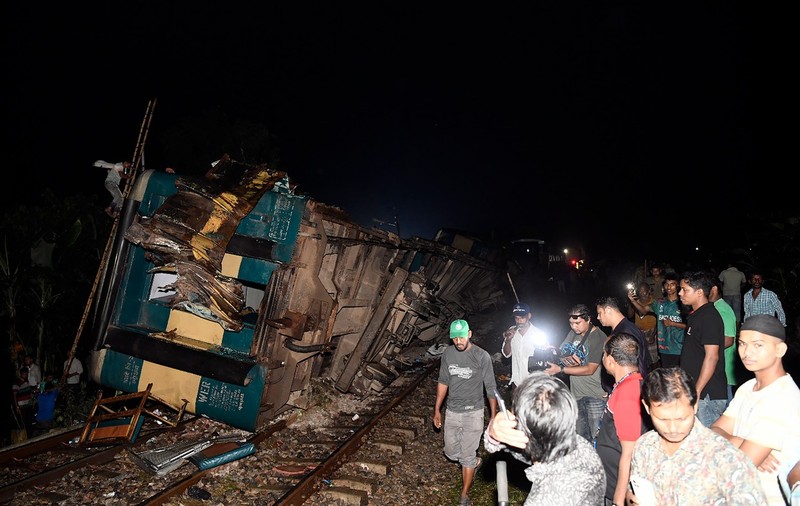 Două trenuri s-au ciocnit în Bangladesh. Cel puțin 17 persoane au murit și alte câteva zeci au fost rănite