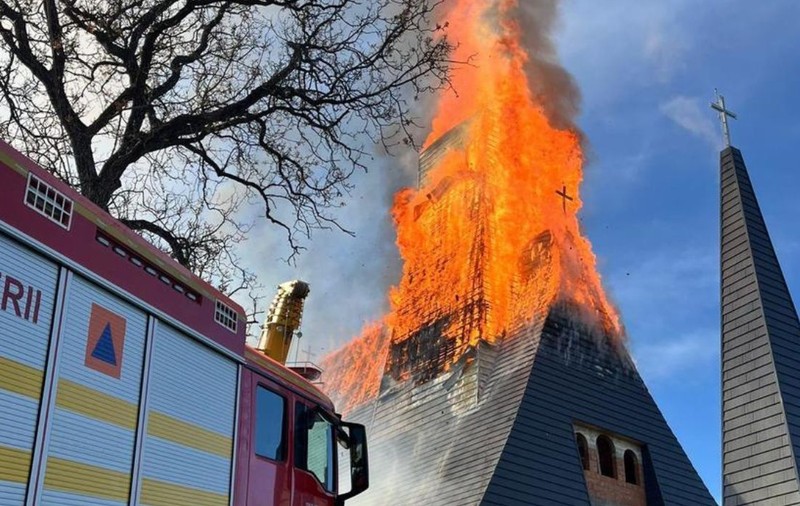 Flăcări uriașe la o biserică din Șurdești, județul Maramureș: șapte autospeciale intervin pentru stingerea incendiului | VIDEO