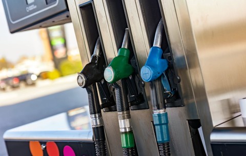 O benzinărie a vândut motorină prea ieftină din greșeală. Șoferii au alimentat până a doua zi, pentru că prețul nu putea fi schimbat, în Germania