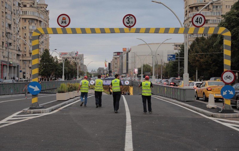 „TIR-urile n-au intrat niciodată pe acolo”. Explicații după ce un autotren a distrus un limitator de înălțime de la Pasajul Unirii