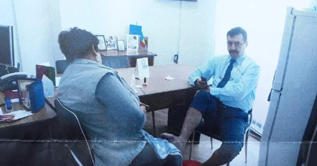Imaginile cu Marian Rotaru, directorul căruia i se făcea pedichiura, surprinse în urmă cu doi ani. Va fi sesizată Comisia de Disciplină din Primăria Târgu-Jiu