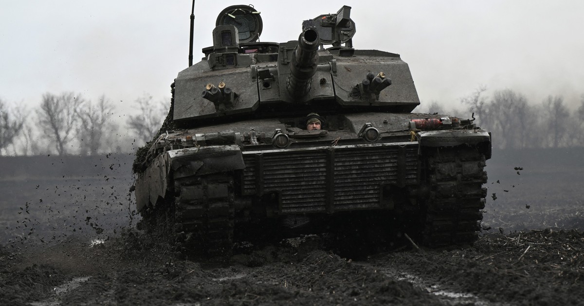 Challenger 2 într-o locație secretă din apropierea frontului din regiunea Zaporojie