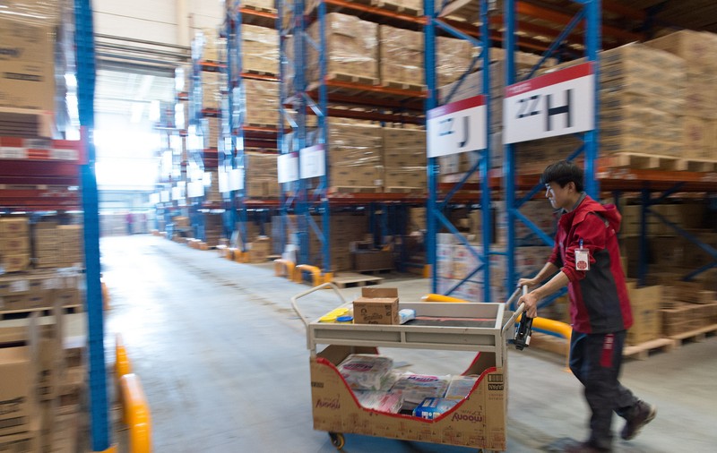 Cum arată depozitul gigant, controlat de o armată de roboți. Doar patru oameni îl supraveghează