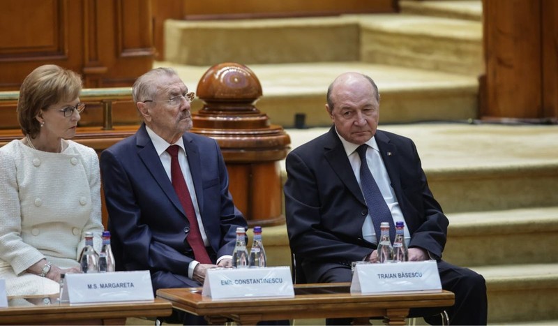 Emil Constantinescu (stânga) și Traian Băsescu (dreapta) în timpul ceremoniei de investire a lui Nicușor Dan. Foto: Vlad Chirea/ Libertatea
