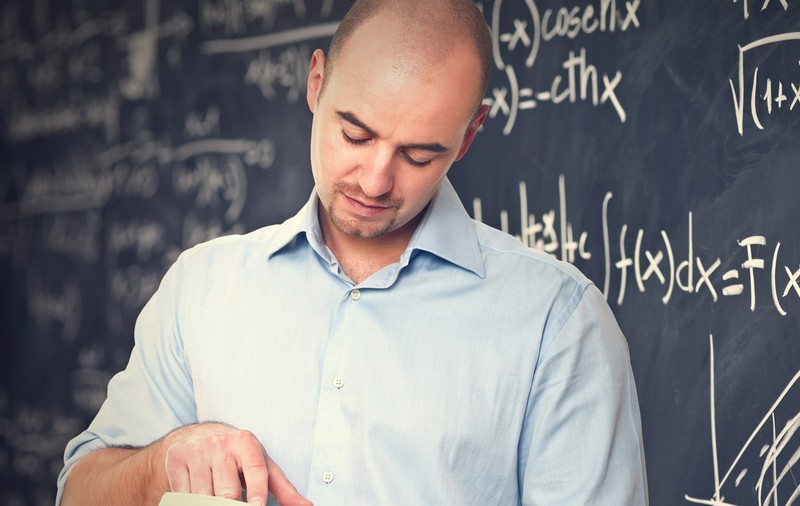 Un profesor debutant trece pragul de...1.000 de lei! Ce înseamnă creșterea cu 15% a salariilor dascălilor