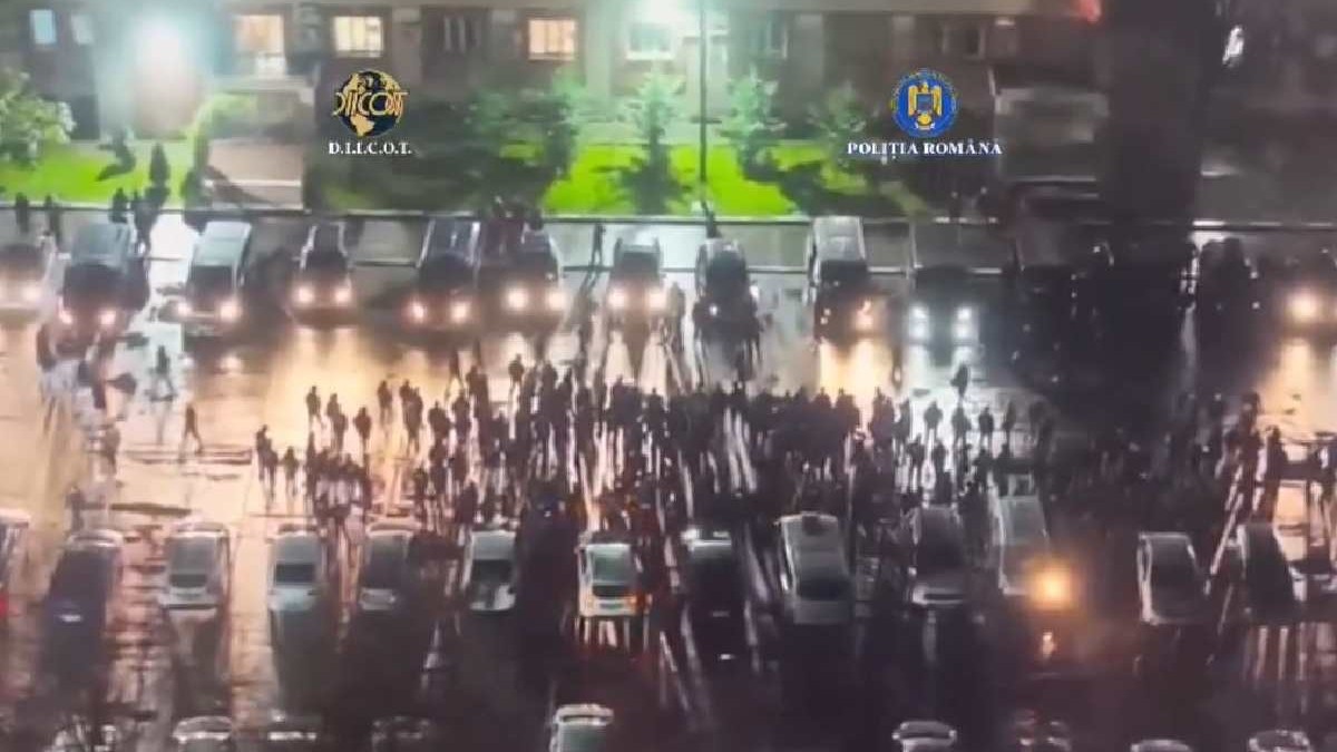 Mai multe mașini de poliție și polițiști - percheziții de amploare