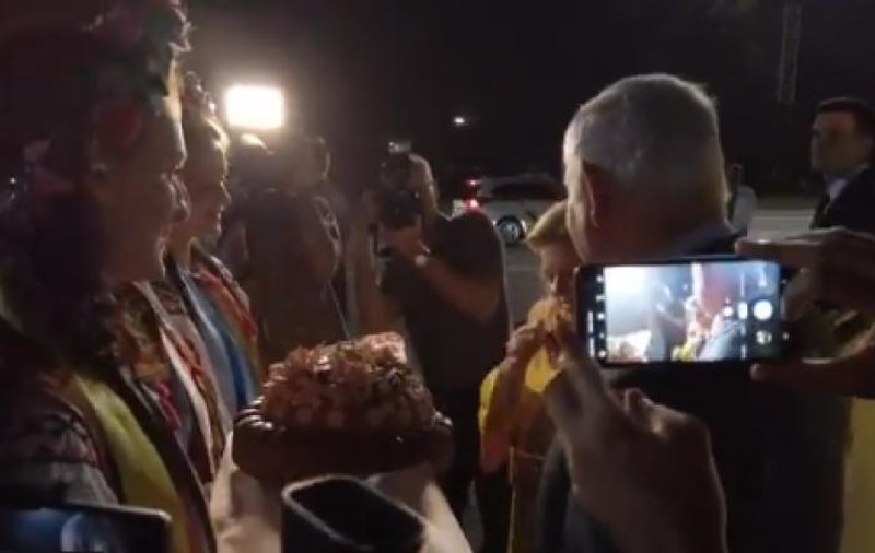 Soția premierului din Israel, gest șocant la întâmpinarea pe aeroportul din Kiev. Cum a reacționat după ce Benjamin Netanyahu i-a întins o bucățică de pâine / VIDEO
