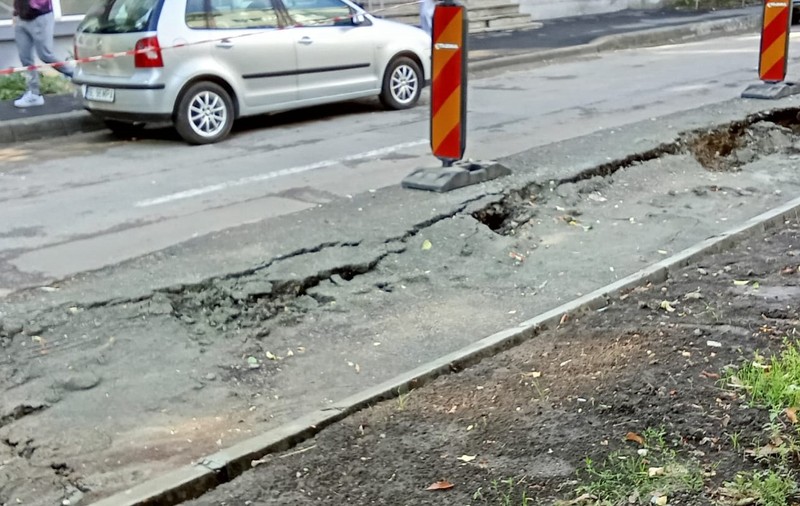 Un drum din Galați, proaspăt asfaltat, s-a surpat sub o mașină: „Este a patra oară când au reparat”