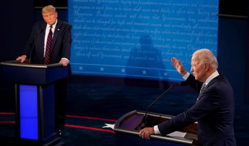 Joe Biden și Donald Trump, în timpul dezbaterii electorale de acum o săptămână FOTO: EPA