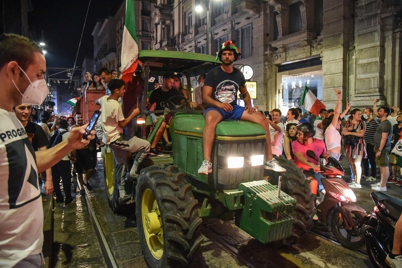 La Milano, fanii s-au urcat în remorca unui tractor, pe tractor, și au plecat pe străzi să sărbătorească succesul. Foto: EPA-EFE/MATTEO CORNER