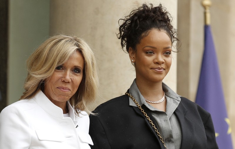 Rihanna, la Palatul Elysee. Cântăreața s-a întâlnit cu Emmanuel și Brigitte Macron | FOTO