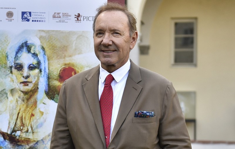 Kevin Spacey, homeless și cancelat, cântă într-un club de noapte din Cipru