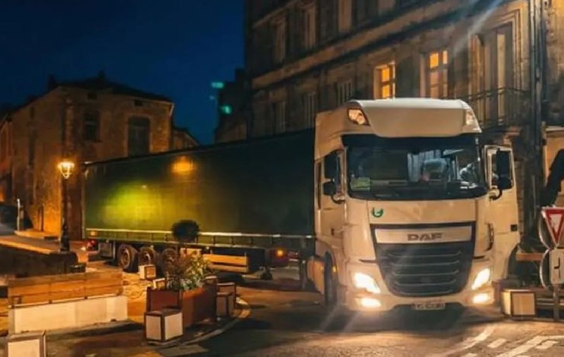 Șofer român de TIR umilit în presa de dreapta din Franța: „Ce bucurie să livrezi din țările europene din lumea a treia la costuri mai mici, în detrimentul afacerilor franceze”