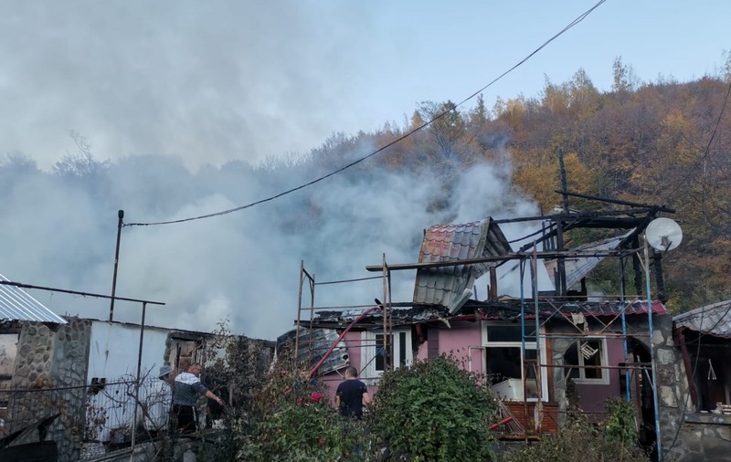 Trei case au ars într-un incendiu în comuna Siriu. Patru oameni au suferit atacuri de panică