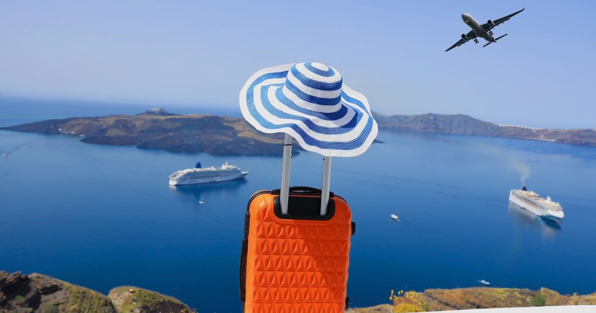 Concept de vară cu bagaje portocalii, pălărie și priveliște asupra orașului Oia de pe insula Santorini din Grecia