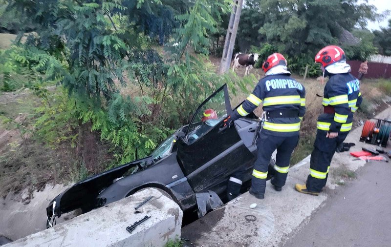 Trei oameni, inclusiv un copil de doar 1 an, au murit după ce mașina cu care mergeau s-a răsturnat într-un şanţ din județul Botoșani | FOTO