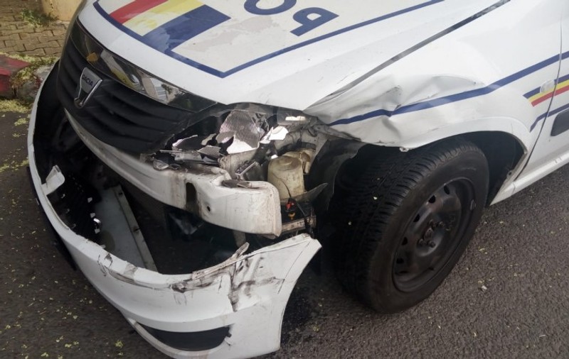 O mașină a Poliției Rutiere din Constanța, lovită violent de un șofer neatent. Cum arată autospeciala