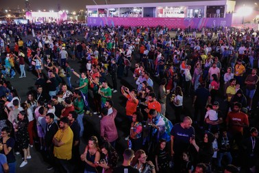 Suporteri din întreaga lume sărbătoresc în FIFA Fan Zone din Doha, cu o zi înainte de începerea turneului final Foto: EPA