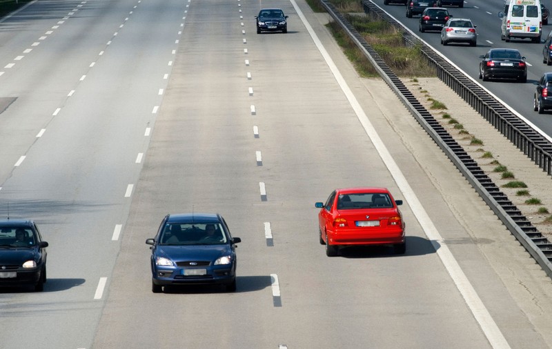 Un șofer de 94 de ani a condus pe contrasens pe două autostrăzi și s-a izbit de mașina poliției care încerca să-l oprească
