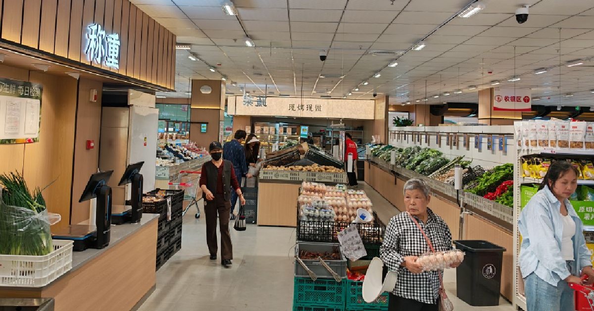 Un supermarket în care sunt cumpărători, în China