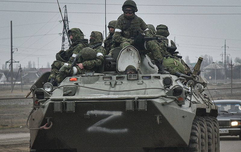 „Nu vindem alcool militarilor”. Afiș într-un supermarket dintr-un oraș ucrainean ocupat, după ce soldații ruși s-au îmbătat și s-au împușcat între ei