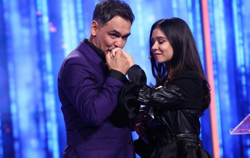 Fiica lui Răzvan Simion vinde pe internet hainele pe care nu le mai poartă. Cât cere pe o geantă sau pe o bluză