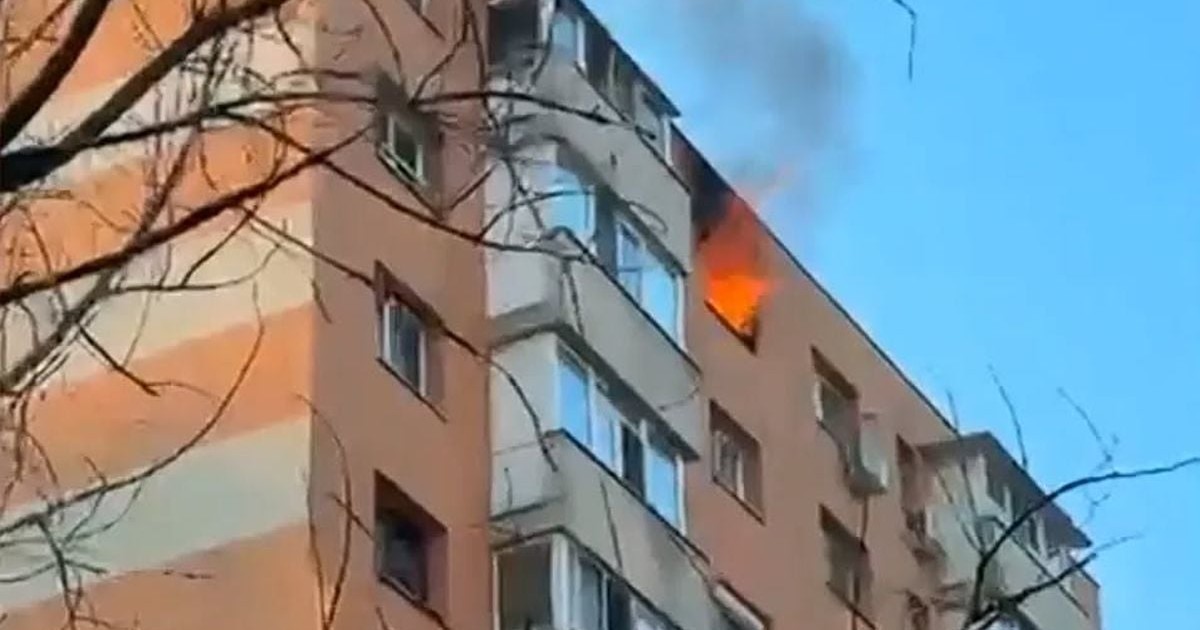 O flacără iese pe geamul unui apartament situat la ultimul etaj al unui bloc din București, 7 aprilie 2026